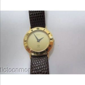 Gold Gucci 3000M Roman Watch